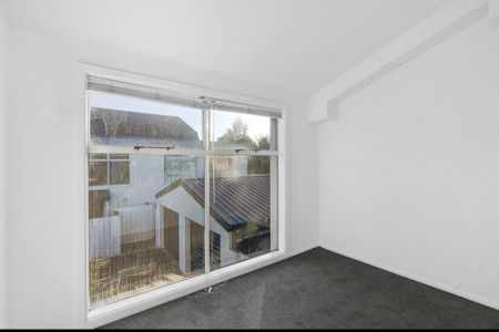 Charming 2BR Townhouse with Single garage - Photo 2