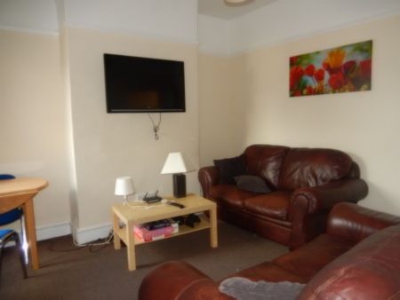 4 Bed Terrace house Hardy street. - Photo 3