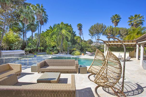 Located in one of the most sought-after residential areas on the island; Golf Santa Ponsa. A spectacular villa consisting of 4 en suite bedrooms and a separate annexe for guest accomodation all offering vews of and access to the golf course. - Photo 1