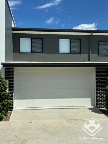 Near New Townhouse Double Garage. - Photo 2