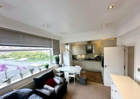 3 bedroom flat to rent - Photo 2