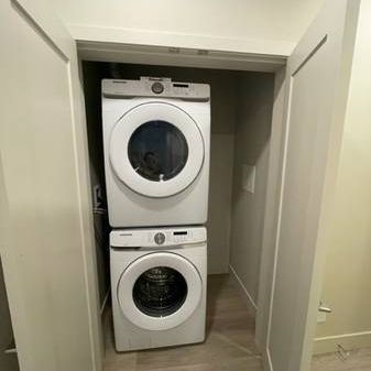 Bright Junior 2BR/2BA/In suite laundry/SS appliances/Vinyl flooring - Photo 1