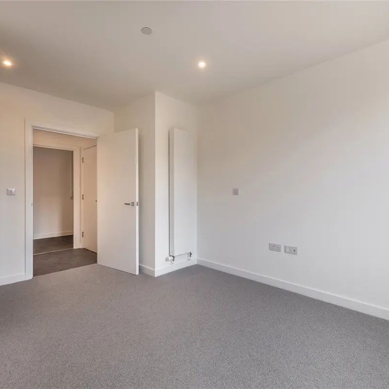 1 bedroom flat in London - Photo 1