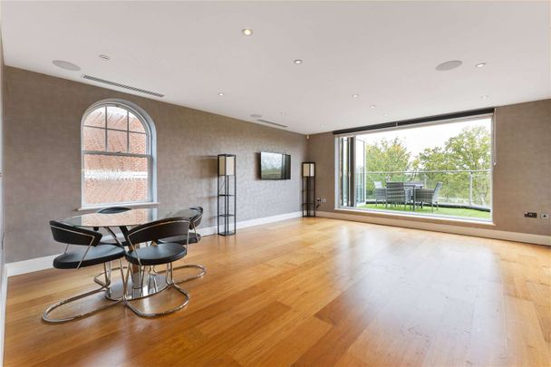 A beautifully presented and luxurious three bedroom apartment overlooking Hadley Wood Golf Course with secure underground parking. - Photo 1
