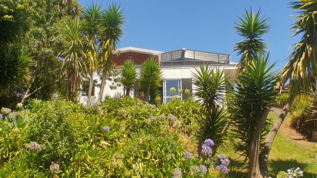 TE ATATU PENINSULA - Harbour view 3 bedroom - Photo 1