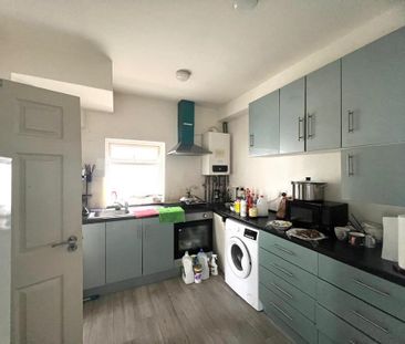 4 bedroom semi-detached house to rent - Photo 6