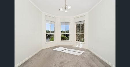 Large family home in a great location - Photo 3