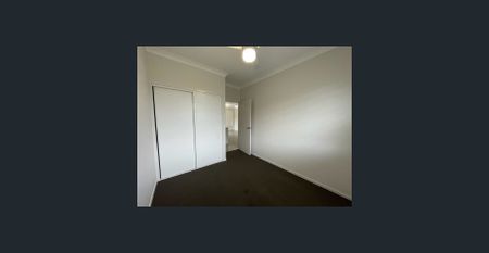 3 bedroom home offers great value for new tenants, with its large fully fenced yard, double garage, solar panels, and modern features. - Photo 3