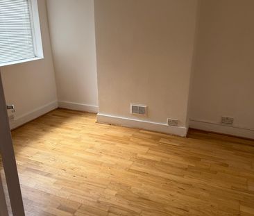 4 Bed Terraced House, Garratt Lane, SW17 - Photo 5