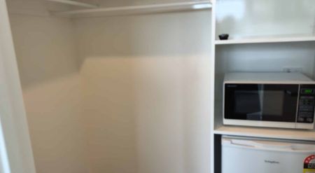 1 Bedroom & Ensuite - Hillcrest - Photo 2