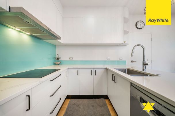 Modern Fully Furnished Family Home in Te Atatu South - Photo 1