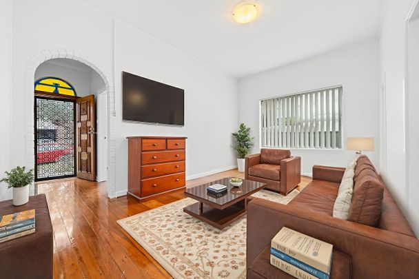 Charming & Freshly Painted 4-Bedroom Family Home - Photo 1