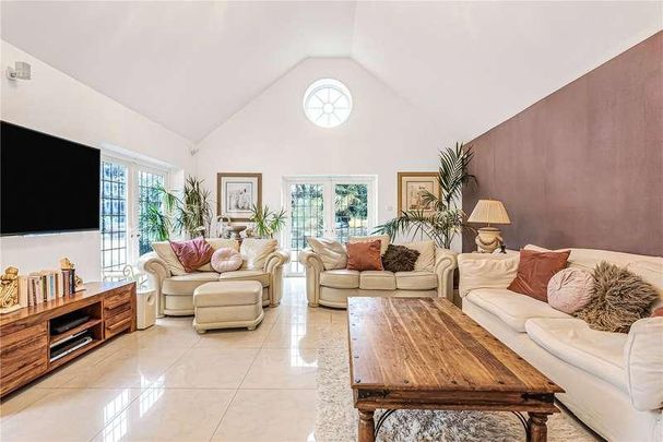 Bulls Cross Ride, Waltham Cross, Hertfordshire, EN7 - Photo 1