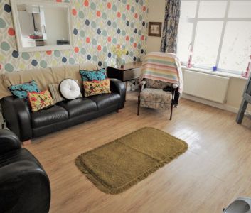 3 bedroom Flat in Otley Road, Leeds - Photo 4