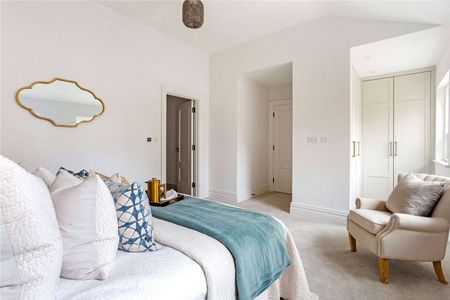 A well presented family in the newly built Berkeley Homes Sunningdale Park development, nestled in the corner of a cul de sac in Scholars Row. - Photo 3