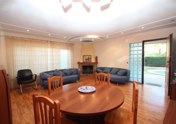 Villa con la piscina privada en Cabo Roig.