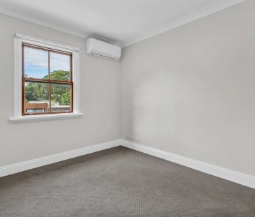 Renovated terrace with rear garden - Photo 5