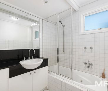 Happy home in heart of South Yarra - Photo 2