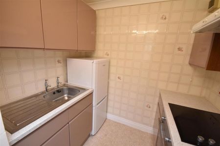 1 bedroom retirement property to rent - Photo 4