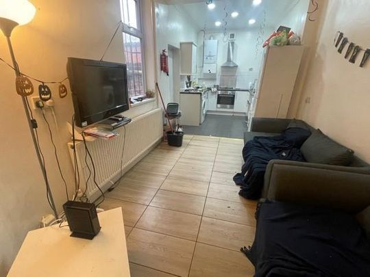 5 bedroom private hall to rent - Photo 1