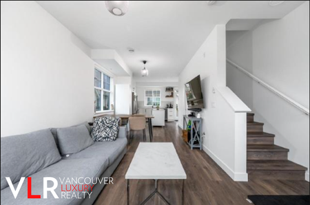Townhouse in Coquitlam, BC - Photo 3