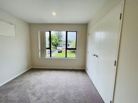 Stylish Brand-New 4 bedroom Home in Massey - Photo 2