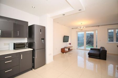 4 bedroom terraced house to rent - Photo 4