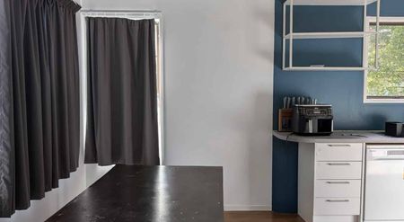 2 bedroom 1.5 bathroom house with large yard in Glen Eden - Photo 2