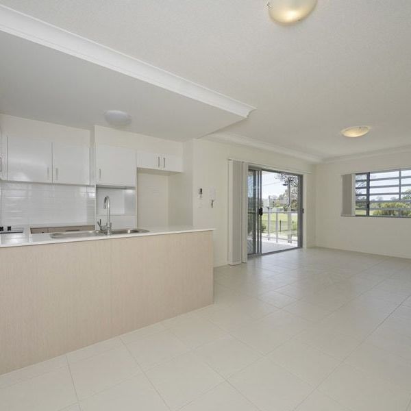 For Lease: Low-Maintenance Townhouse Living in the Heart of Beenleigh! - Photo 1