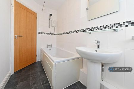 2 bedroom end of terrace house to rent - Photo 2