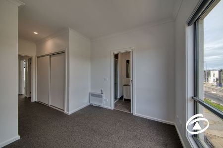 9 Travertine Loop, 3806, Berwick Vic - Photo 2