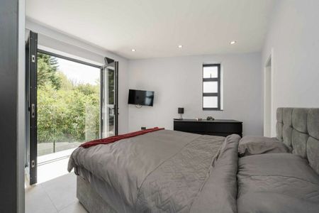 Kingswood Creek, Wraysbury, TW19 - Photo 5