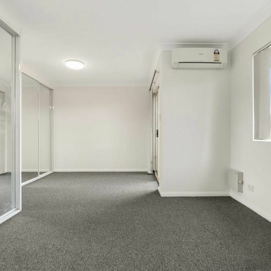 Spacious Two Storey Townhouse ! - Photo 1