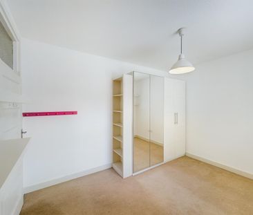 3 bedroom flat to rent - Photo 6