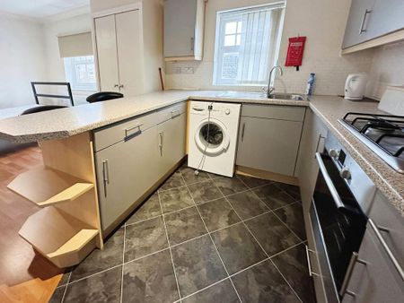 1 bedroom in a house share to rent - Photo 2