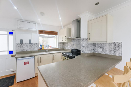 3 bedroom semi-detached house to rent - Photo 5