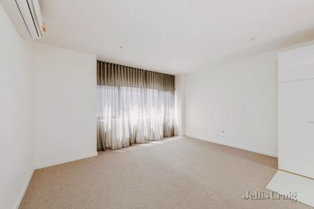3 Bed, 2 Bath - Photo 4