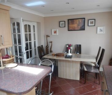 4 bedroom Semi-detached house to rent - Photo 3