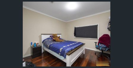 Family home with 4 beds, 2 baths and secure yard - Photo 3