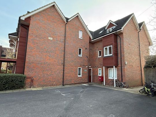 3 Bedroom Flat / Apartment - Richmond Gardens, Southampton - Photo 1