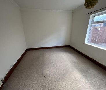 2 bedroom end of terrace house to rent - Photo 2