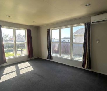 Family Home on Carisbrooke! - Photo 2