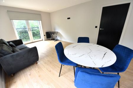 2 bedroom Flat in Flat 32, Leeds - Photo 3