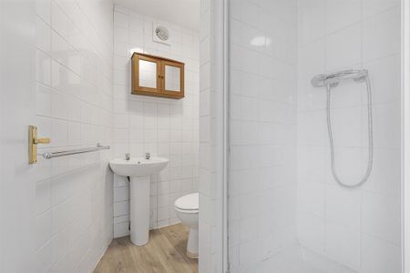 4 bedroom semi-detached house to rent - Photo 2