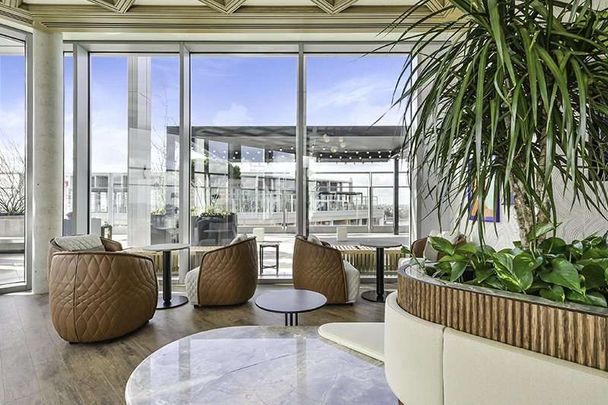 Stunning 3-Bedroom Flat with Amenities, Pet-Friendly, and Close to Battersea Power Station - Photo 1
