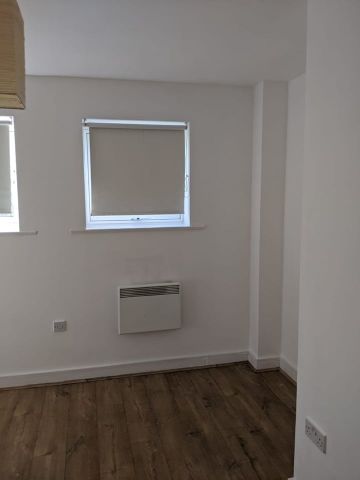 2 Bed Flat, Highfield Close, SE13 - Photo 2