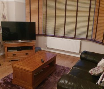 4 Bed Terraced House, Spearpoint Gardens, IG2 - Photo 2