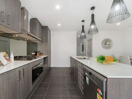 Beautiful Home with large side access! - Photo 3