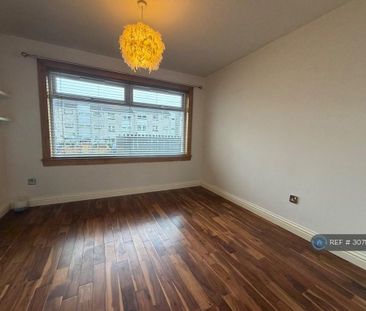 3 bedroom flat to rent - Photo 3