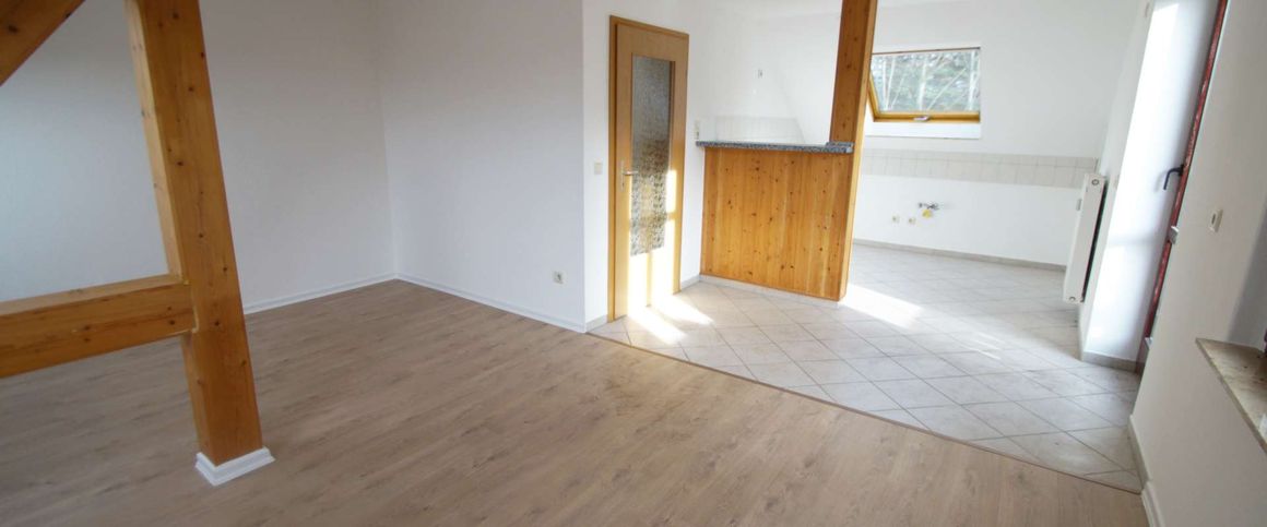 2-Zimmer-DG-Wohnung mit BALKON, offene Küche, Badewanne – frisch renoviert - Photo 1